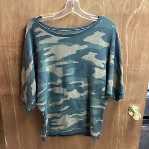Camo short sleeve knit sweater top. M